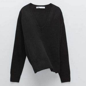 ZARA BLACK SEAMLESS 100% WOOL V NECK SWEATER